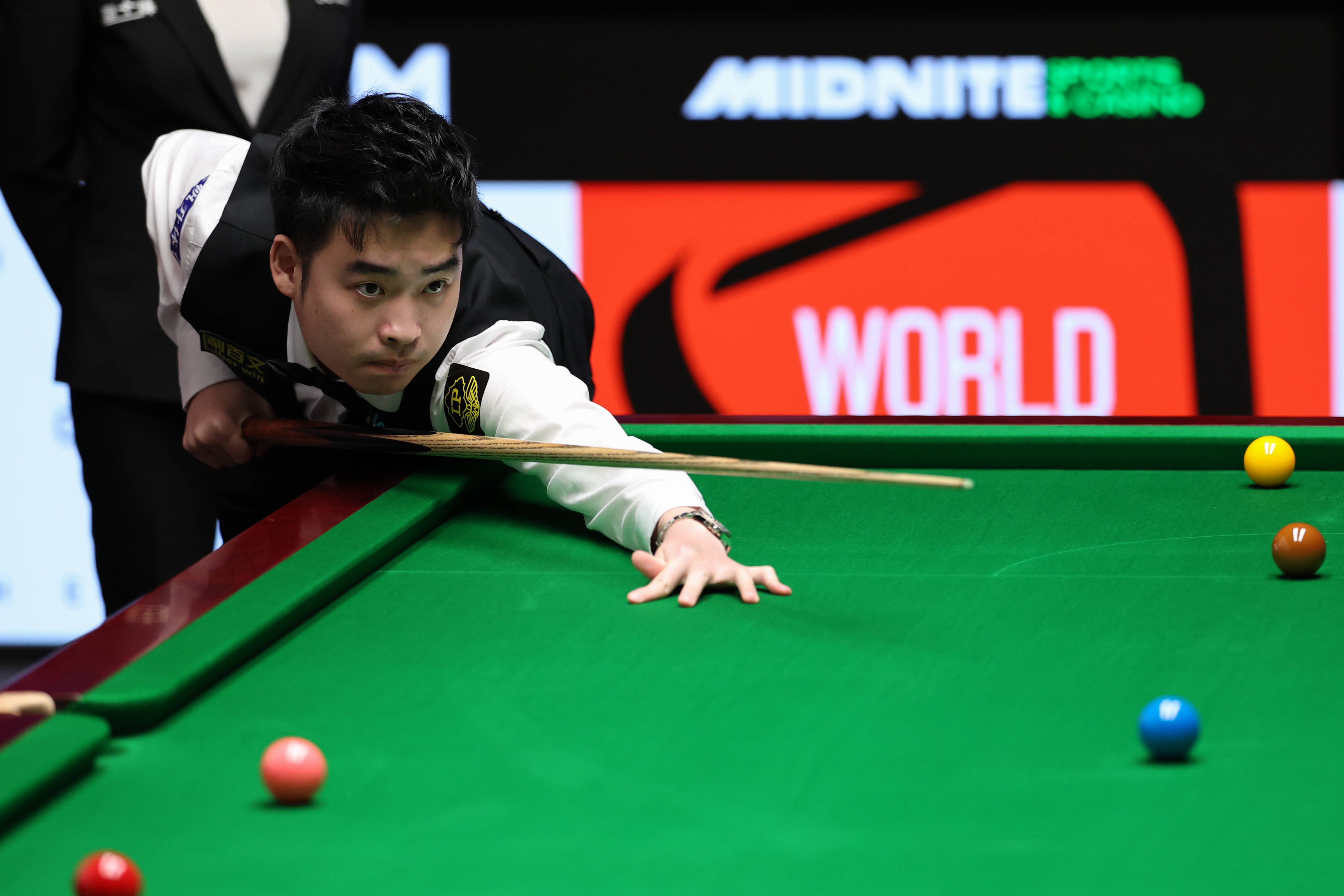 球员形成互 球员形成互